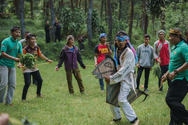 Wisata budaya kuda lumping taraju