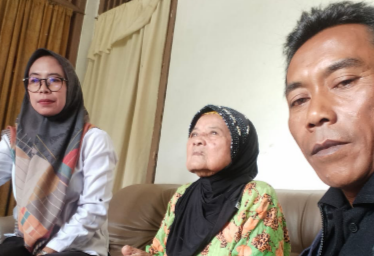 Kades Cikubang Jajang Didampingi TKSK dan Pendamping PKH Jemput Bola, Cross Check Data Warganya Yang Belum Masuk Kriteria Penerima Bansos